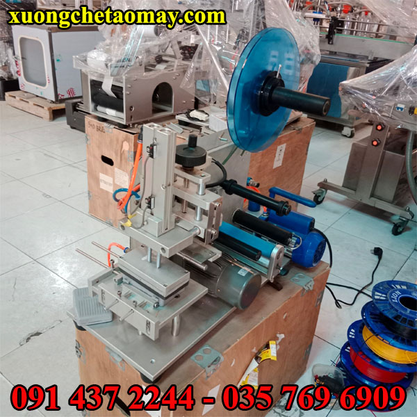 Máy dán nhãn decal chai lọ vuông