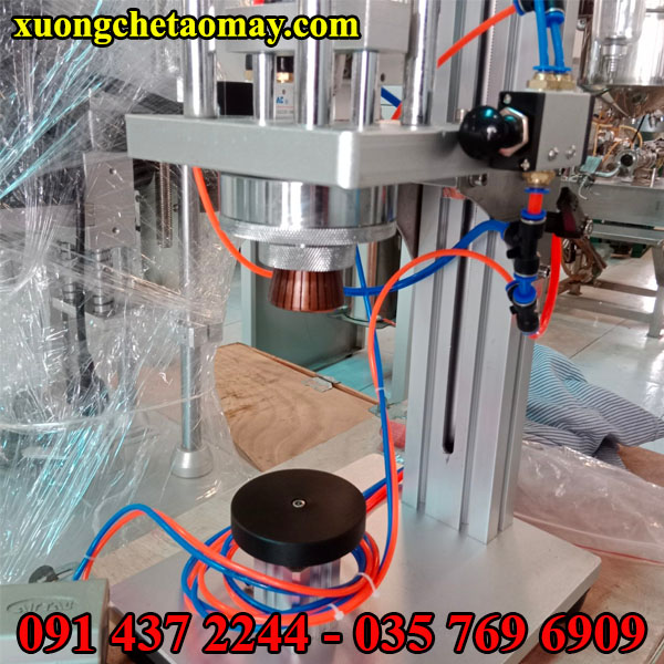 Máy đóng siết nắp chai dầu thơm